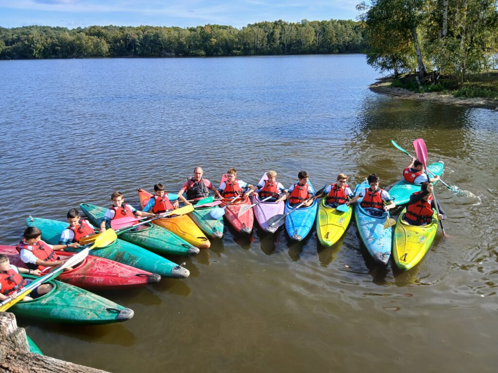 Élèves en kayak sur l’étang de 70 hectares