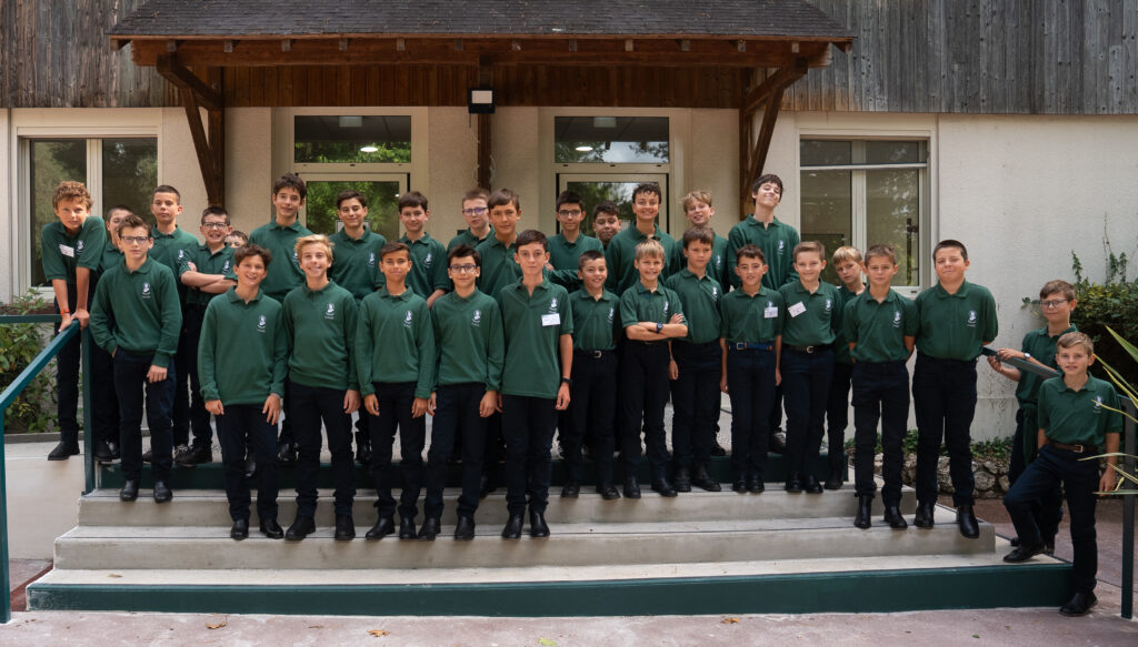 Rentrée 2025 à l’Académie Saint‑Louis de Chalès, élèves sur le campus